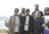 母亲节数十位老人刘公岛上尽享清闲时光